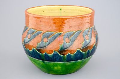 Een Vlaams aardewerken art nouveau cache pot, begin 20e eeuw