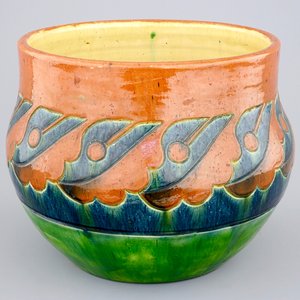 Een Vlaams aardewerken art nouveau cache pot, begin 20e eeuw — foto 1