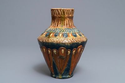 Een Vlaams aardewerken Art Nouveau vaas, Leo Maes Vereenoghe, Torhout, 1891-1909