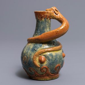 Een Vlaams aardewerken Art Nouveau vaas met een draak, Leo Maes Vereenoghe, Torhout, 1891-1909 — foto 4