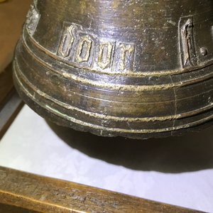 Een Vlaamse bronzen bel met inscriptie: 'Gegoten te Brugge door F. Brondel', 19e eeuw — foto 8