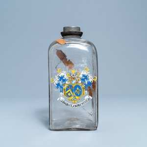 Een Vlaamse of Nederlandse glazen huwelijksfles met opschrift en gegraveerd decor, gedat. 1723 — foto 2