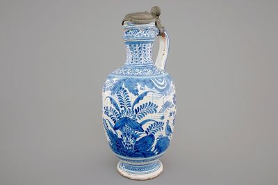 Een vroege blauw-witte kan met tinnen deksel, Delft, 1630-1650