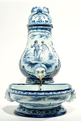Een wandfontein met bassin in Delftse stijl, Bourg-la-Reine, Frankrijk, gedat. 1890