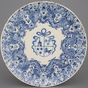Een wapenbord in blauw-wit Delfts aardewerk, ca. 1700 — foto 1