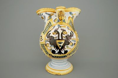 Een wapenkan in Italiaanse majolica met dubbele adelaar, Pesaro, 18e eeuw