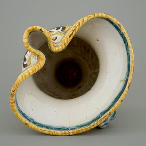 Een wapenkan in Italiaanse majolica met dubbele adelaar, Pesaro, 18e eeuw — foto 5