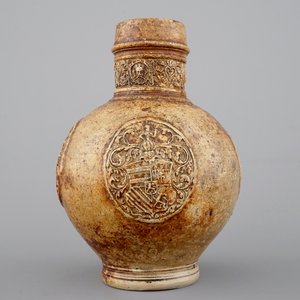 Een wapenkruik in steengoed uit Raeren, ca.1600 — foto 5