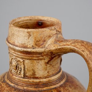 Een wapenkruik in steengoed uit Raeren, ca.1600 — foto 6