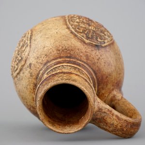 Een wapenkruik in steengoed uit Raeren, ca.1600 — foto 8