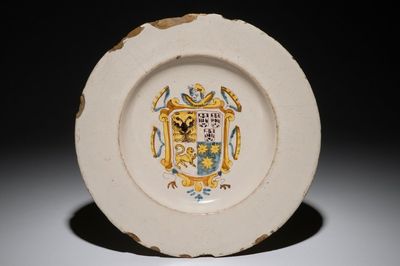 Een wapenschotel in Italiaanse majolica, Faenza, 17e eeuw