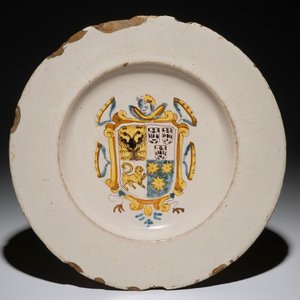 Een wapenschotel in Italiaanse majolica, Faenza, 17e eeuw — foto 1