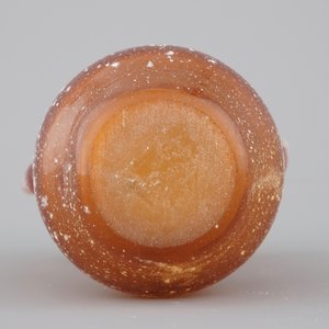 Een wijnfles in groen geblazen glas, 18e eeuw en een amphora in oranje glas naar antiek voorbeeld — foto 11