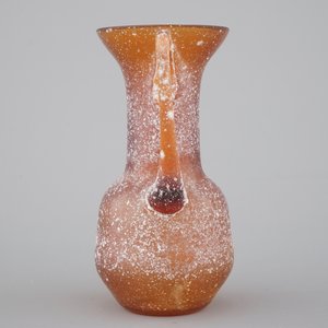 Een wijnfles in groen geblazen glas, 18e eeuw en een amphora in oranje glas naar antiek voorbeeld — foto 7