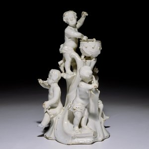 Een wit Delftse groep met musicerende putti, wellicht Duits, 18e eeuw — foto 4