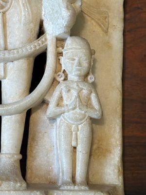 Een wit marmeren fragment van Parvati en een wit marmeren fragment van Tirthankara, India, 12/13e eeuw — foto 4