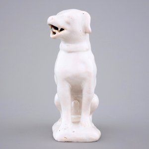 Een wit monochrome Delfts aardewerken figuur van een hond, 18e eeuw — foto 3