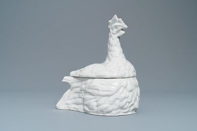Een witte aardewerken terrine in de vorm van een haan, Frankrijk, 19e eeuw