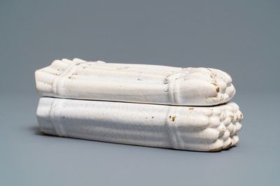Een witte Brussels aardewerken asperge terrine, 18e eeuw