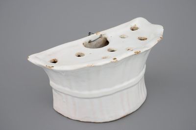 Een witte Delfts aardewerken bouquetière, 18e eeuw