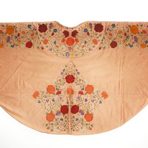 Een zalmkleurige zijden matador cape met floraal decor, Spanje, 1e helft 20e eeuw — foto 1