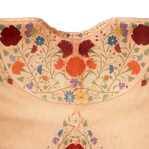 Een zalmkleurige zijden matador cape met floraal decor, Spanje, 1e helft 20e eeuw — foto 3