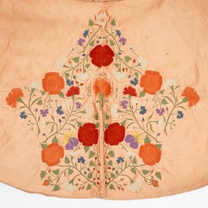 Een zalmkleurige zijden matador cape met floraal decor, Spanje, 1e helft 20e eeuw — foto 4
