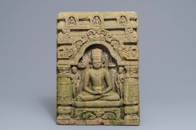 Een zandstenen reliëf met Boeddha in een tempel, India, 12/13e eeuw