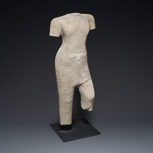 Een zandstenen torso van een Khmer godheid, Pre Angkor periode, Phnom Da, Cambodja, ca. 6e eeuw — foto 1