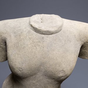 Een zandstenen torso van een Khmer godheid, Pre Angkor periode, Phnom Da, Cambodja, ca. 6e eeuw — foto 6