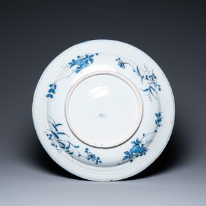 Een zeer fijn beschilderde en dunwandige grote blauw-witte Delftse chinoiserie schotel, eind 17e eeuw — foto 2