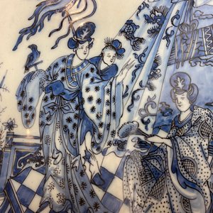 Een zeer fijn beschilderde en dunwandige grote blauw-witte Delftse chinoiserie schotel, eind 17e eeuw — foto 6