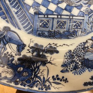 Een zeer fijn beschilderde en dunwandige grote blauw-witte Delftse chinoiserie schotel, eind 17e eeuw — foto 9