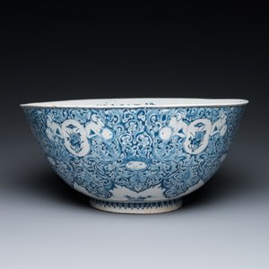 Een zeer fijne en zeldzame blauw-witte Delftse kom met grotesken in de stijl van Daniel Marot, gedateerd 1720 — foto 4