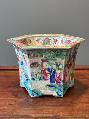 Een zeer fijne zeshoekige Chinese Canton famille rose jardinière, 19e eeuw — foto 2