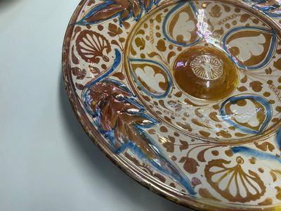 Een zeer frisse grote Hispano-Moreske schotel met lusterglazuur met ornamentaal decor, Spanje, 16e eeuw — foto 13