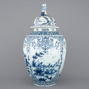 Een zeer grote blauw-witte Delftse dekselvaas, ca. 1800 — foto 2