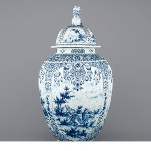 Een zeer grote blauw-witte Delftse dekselvaas, ca. 1800 — foto 4