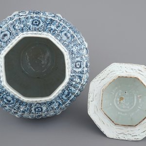Een zeer grote blauw-witte Delftse dekselvaas, ca. 1800 — foto 5