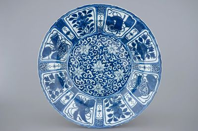 Een zeer grote blauw-witte kraak porseleinen schotel met lotus scrolls, Wanli, 1573-1619