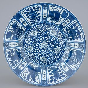 Een zeer grote blauw-witte kraak porseleinen schotel met lotus scrolls, Wanli, 1573-1619 — foto 1