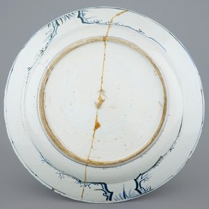 Een zeer grote blauw-witte kraak porseleinen schotel, Wanli, 1573-1619 — foto 2