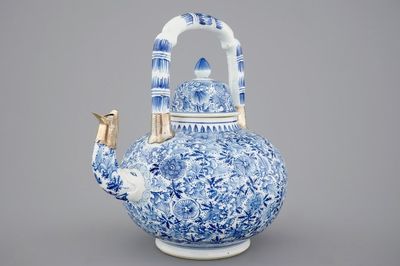 Een zeer grote blauw-witte theepot met zilveren montuur, Kangxi