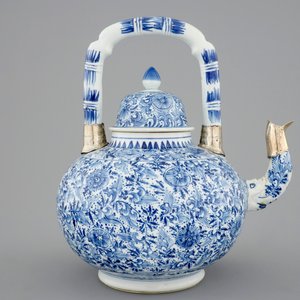 Een zeer grote blauw-witte theepot met zilveren montuur, Kangxi — foto 4