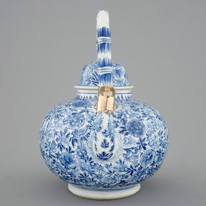 Een zeer grote blauw-witte theepot met zilveren montuur, Kangxi — foto 5