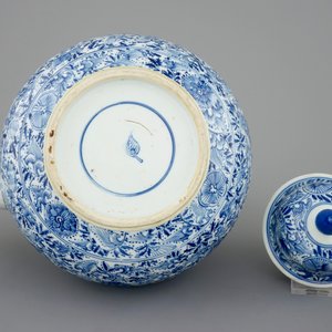 Een zeer grote blauw-witte theepot met zilveren montuur, Kangxi — foto 7