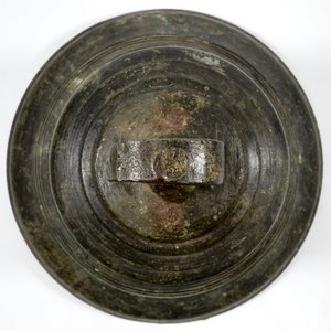 Een zeer grote bronzen kerkbel met tekstband en gedateerd 1623, Frankrijk — foto 6