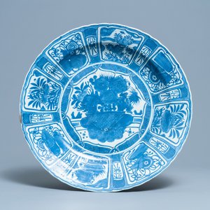 Een zeer grote Chinese blauw-witte kraakporseleinen schotel met een bloemenmand, Wanli — foto 1