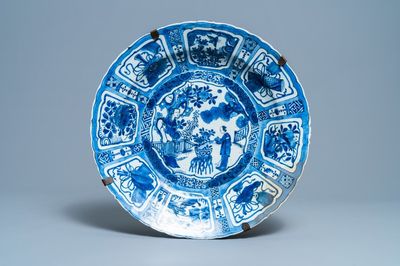 Een zeer grote Chinese blauw-witte kraakporseleinen schotel met een dame en haar dienaar, Wanli