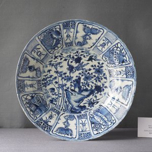 Een zeer grote Chinese blauw-witte kraakporseleinen schotel met feniksen, Wanli — foto 3